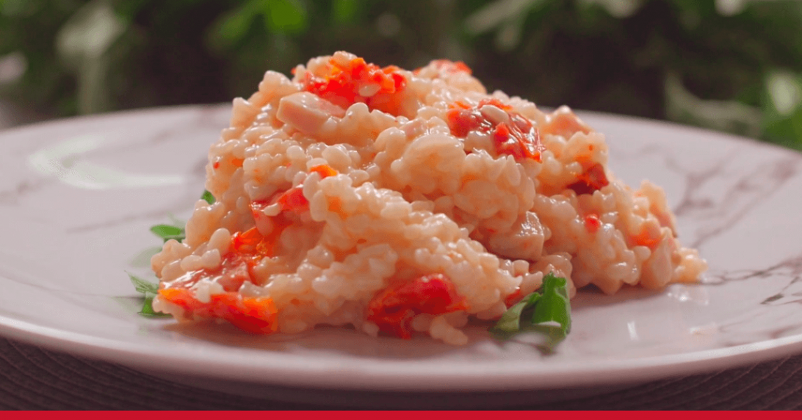 Risoto de frango defumado com tomate seco e rúcula